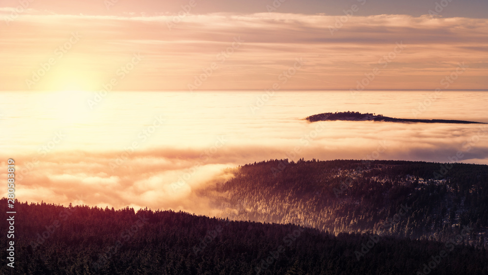 Fototapeta premium Sonnenuntergang über den Wolken am Wurmberg