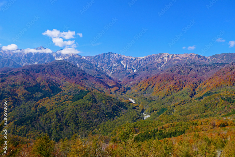 中部山岳国立公園。白馬マウンテンハーバーより北アルプス、白馬三山を望む。長野　日本。１０月下旬。