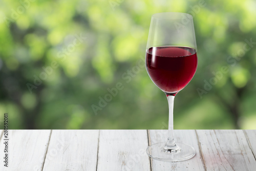 赤ワインと森林背景