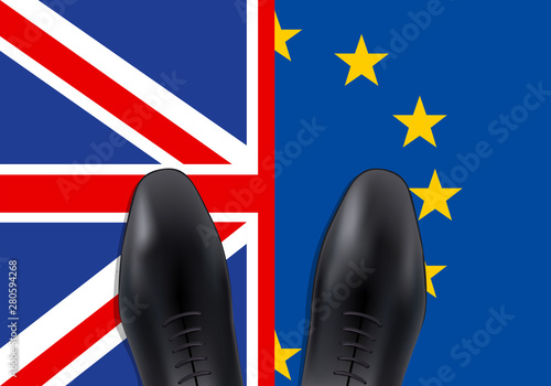 Concept du Brexit entre l’union européenne et le royaume Uni avec une paire de chaussure vue du dessus, à cheval entre le drapeau britannique et celui de l’Europe.
