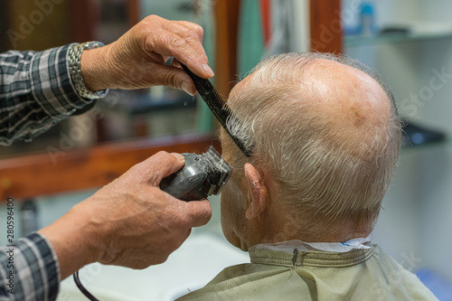 Herrenhaarschnitt beim alten Friseur photo