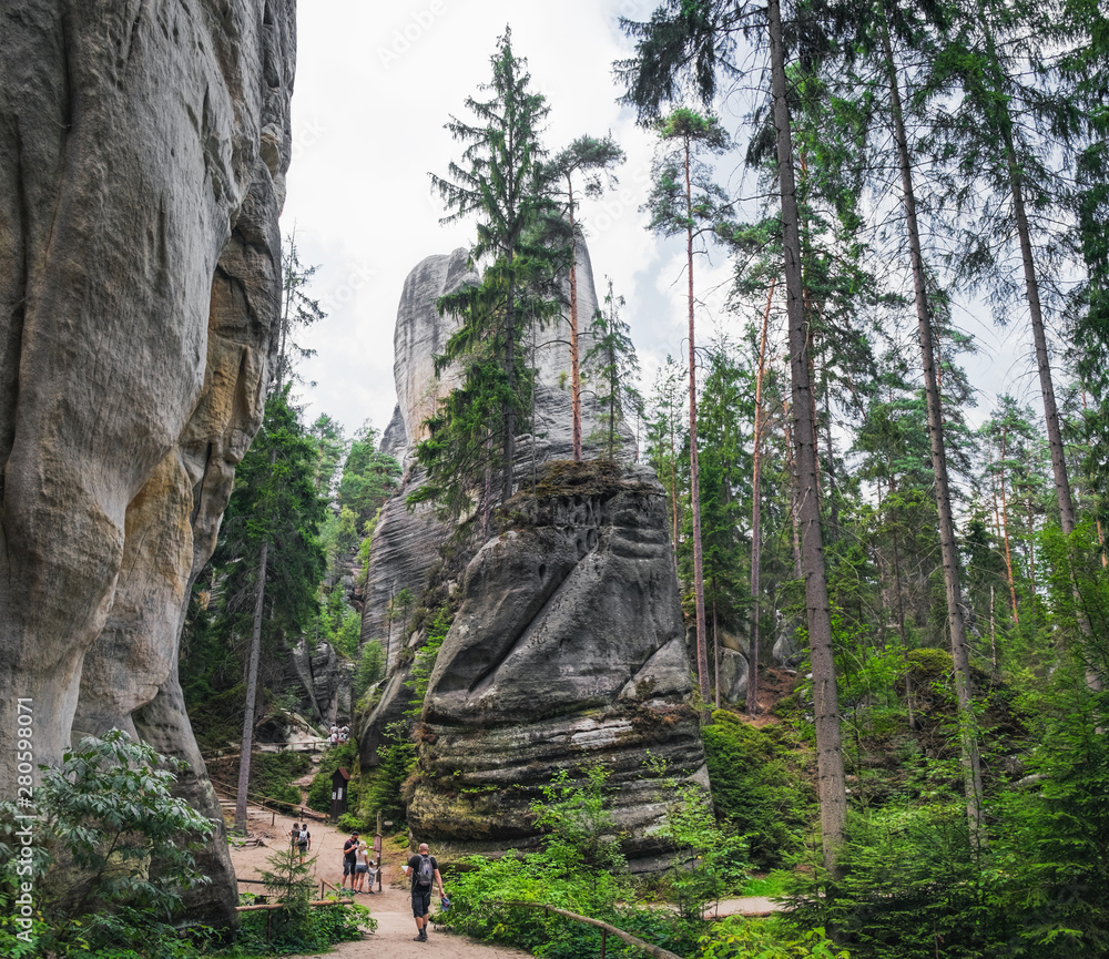 Φωτογραφία View of famous sandstone rock towers of Adrspach and Teplice Rocks and ancient pines growing between them