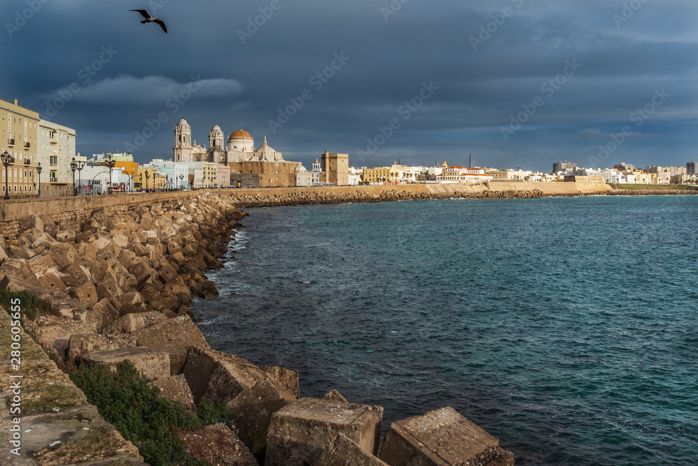 Panoramica ciudad de Cadiz con oceano Atlantico