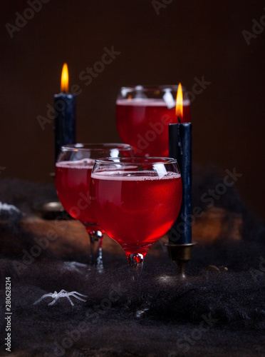 Obraz na plátne Halloween Poisoned Apple Cider Cocktail On Dark Moody Background