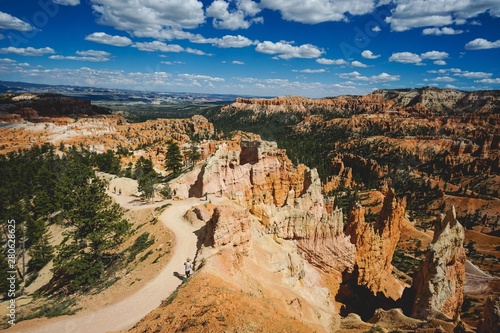 hiking path through bryce canyon national park