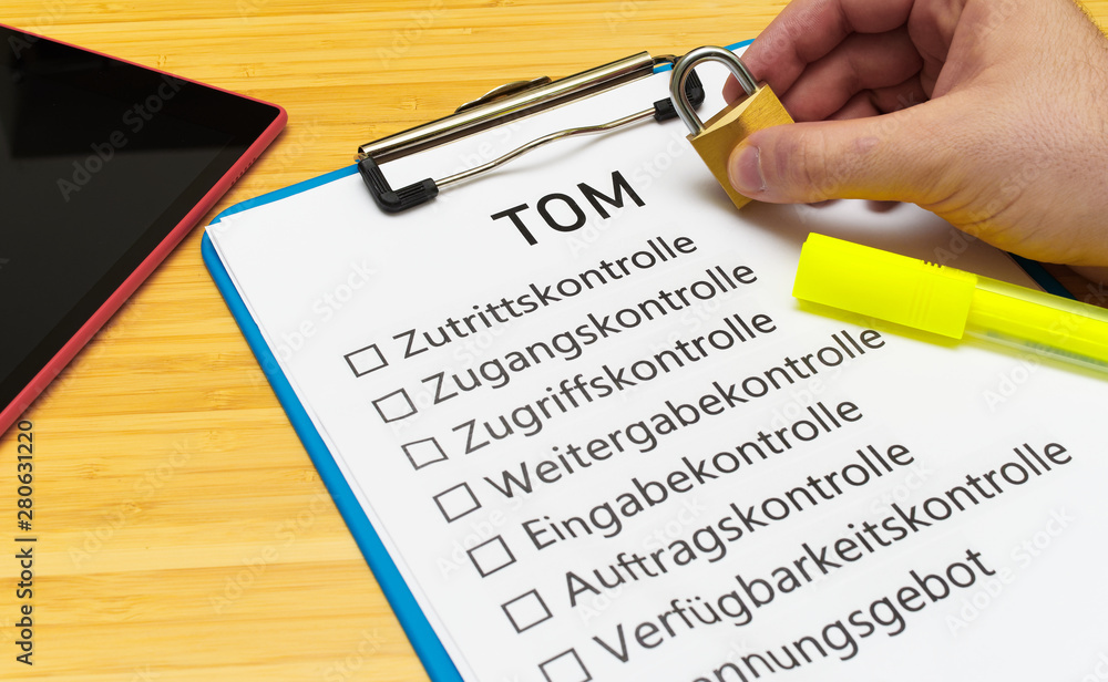 Schild mit der Aufschrift TOM'S (Technisch organisatorische Maßnahmen) in Englisch Technically organizational measures mit einer Tafel und Block zur Signalisierung typischer Tätigkeiten von Datenschut Schild mit der Aufschrift TOM'S (Technisch organisatorische Maßnahmen) in Englisch Technically organizational measures mit einer Tafel und Block zur Signalisierung typischer Tätigkeiten von Datenschut