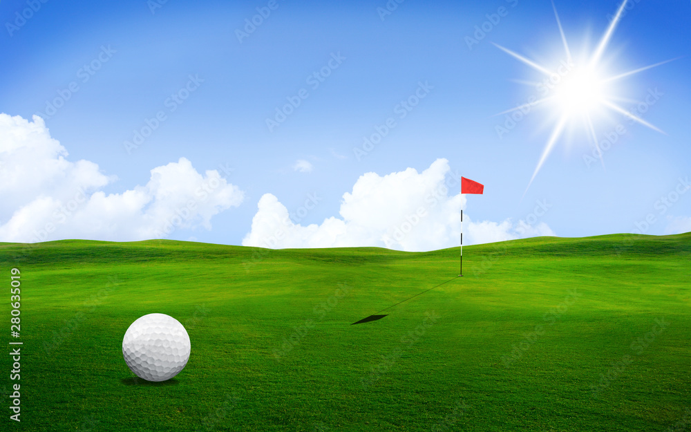 Obraz premium Golf ball in a course with striking colours and Sun Light