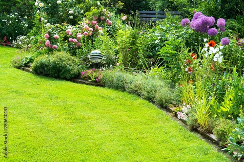 Fototapeta Naklejka Na Ścianę i Meble -  Rasenfläche mit Blumen im Garten