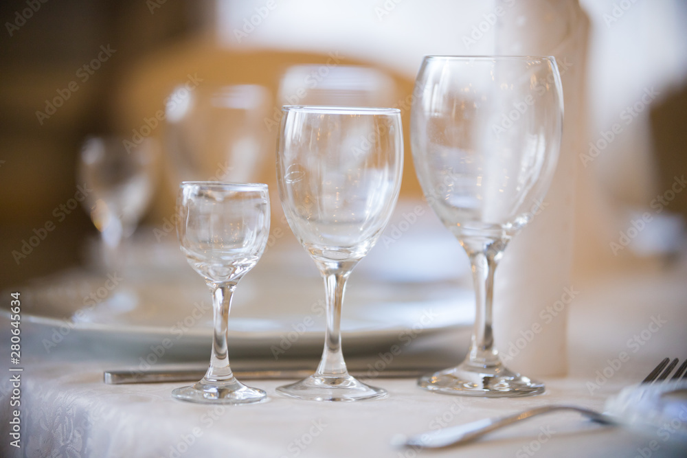 Light picture of empty glasses in restaurant - white plates