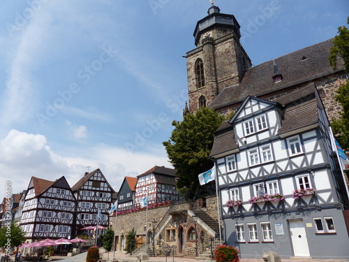 Marktplatz mit Fachwerkhäuser und Stadtkirche St.-Marien in Homberg / Efze photo