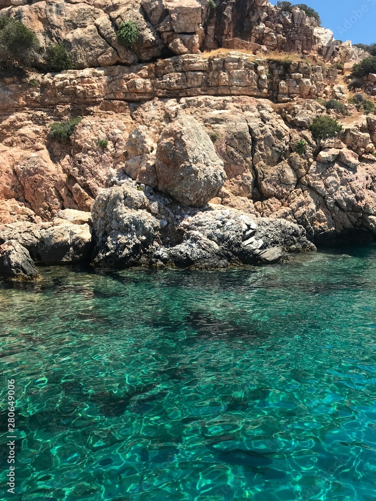 Griechische Bucht auf Paros - Grotte - Türkis blaues Meer