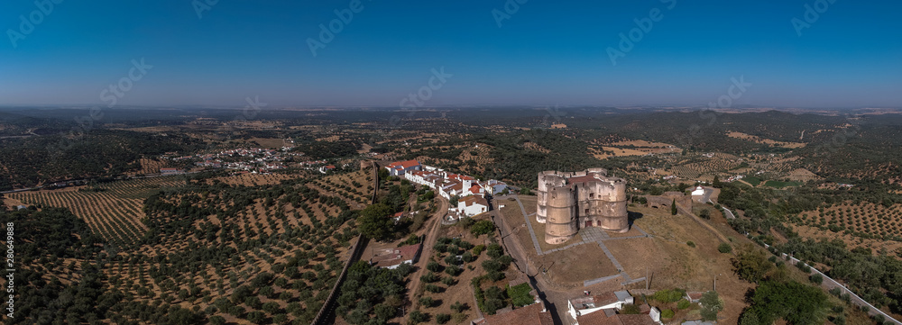 Evoramonte (Portugal) - Vue aérienne du village fortitfié