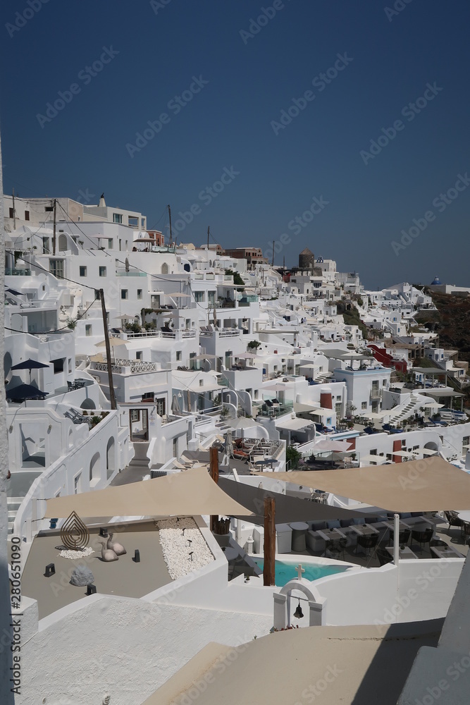 Santorini weiße Häuser am Hang der Caldera
