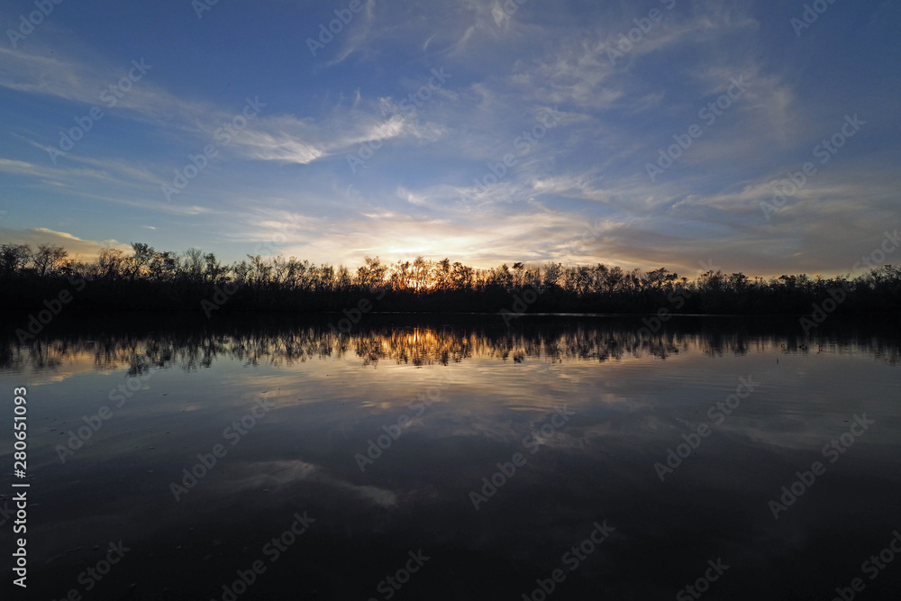 Obraz premium Sunset on Coot Bay Pond in Everglades National Park, Florida on a calm winter evening.