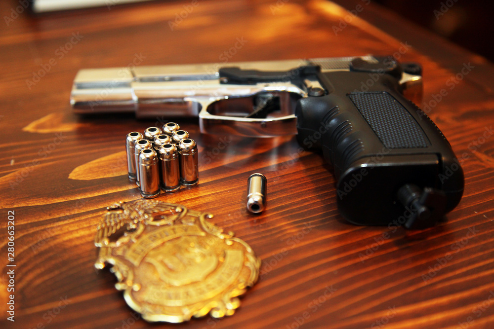 Obraz premium Gun, bullets and police badge