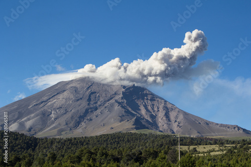 Volcán Popocatépetl arrojando vapor de agua y gases