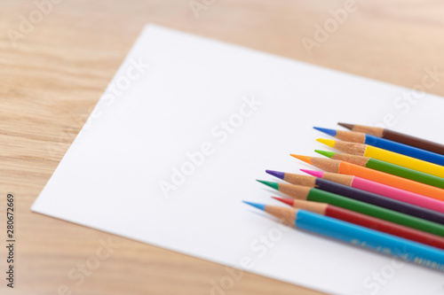 色鉛筆と紙