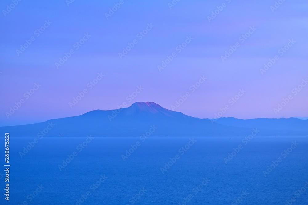 室蘭から見た夕日に染まる駒ケ岳の情景＠北海道