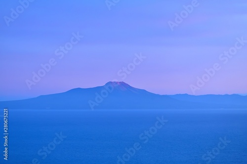 室蘭から見た夕日に染まる駒ケ岳の情景＠北海道