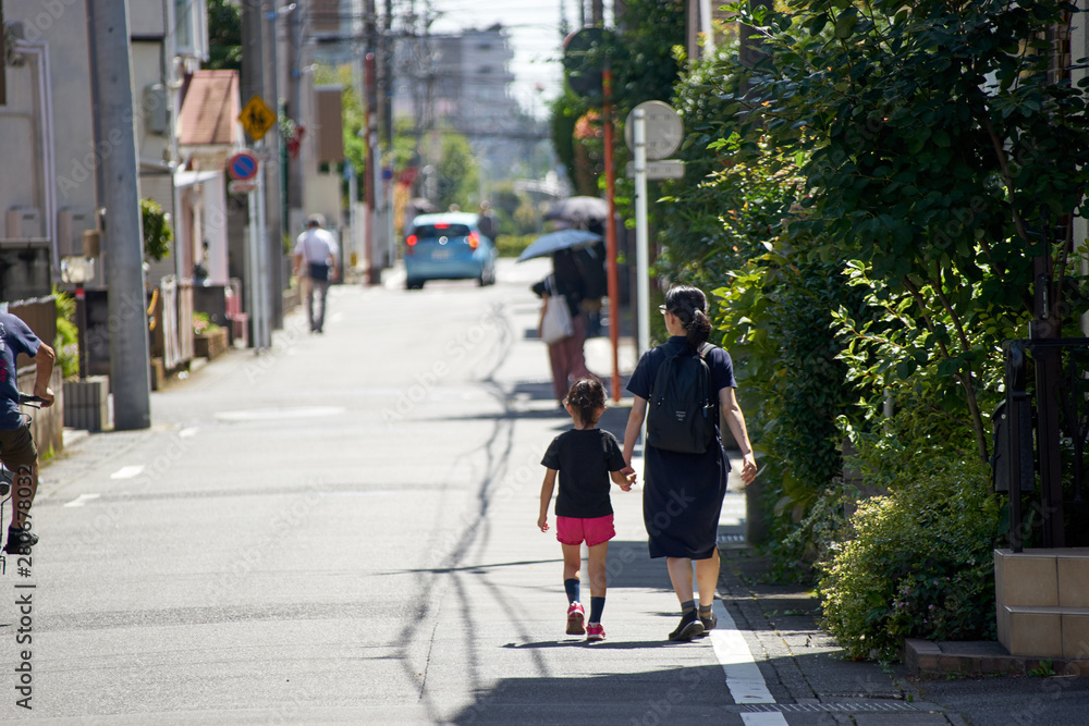 住宅街を歩く親子・日本・郊外 住宅街を歩く親子・日本・郊外
