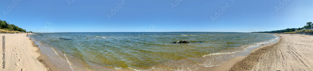 Panorama vom Greifswalder Bodden bei Lubmin in Deutschland. Konzept Landschaftspanoramen.