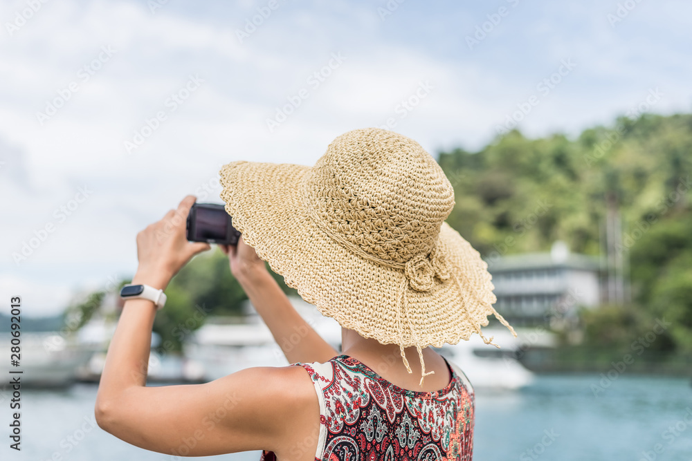 woman with hat take a pictures