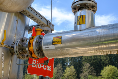 Rohre u. Kennzeichnungen in Biogas-Anlage photo
