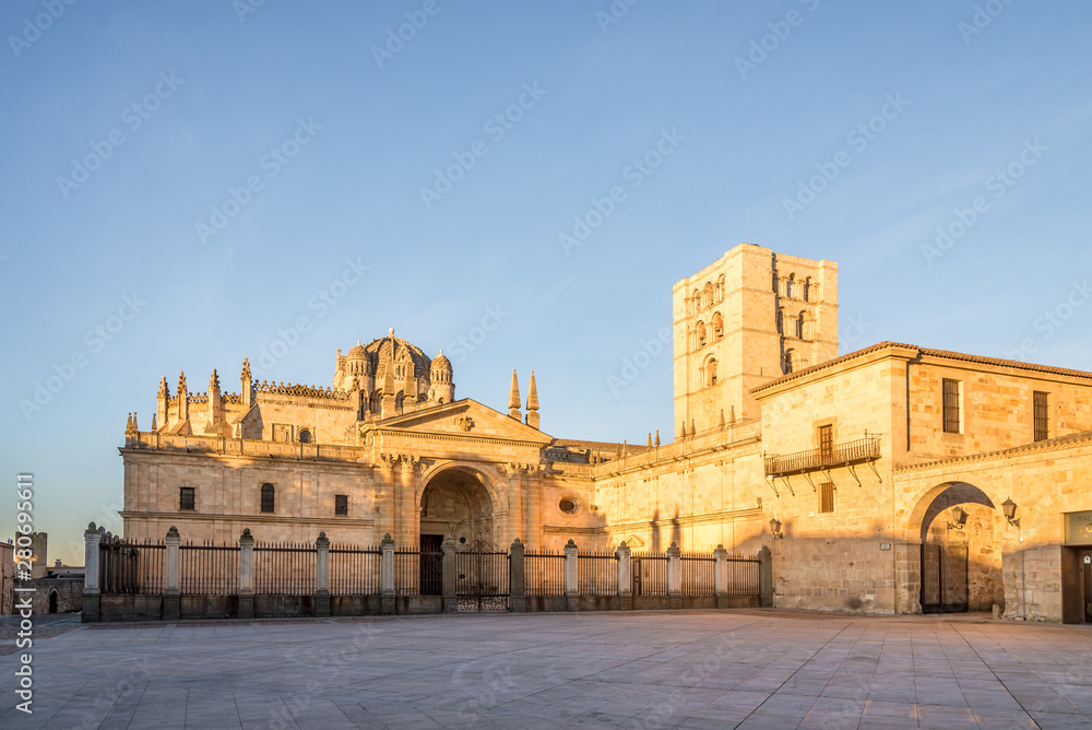 Fototapeta premium Morning view at the Cathedral of El Salvador in Zamora - Spain