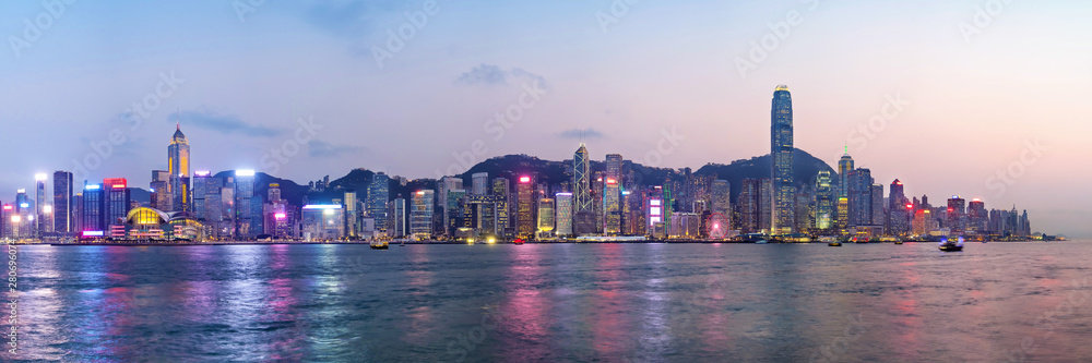 Fototapeta premium Widok na panoramę Hongkongu wieczorem widziany z Kowloon, Hongkong, Chiny.