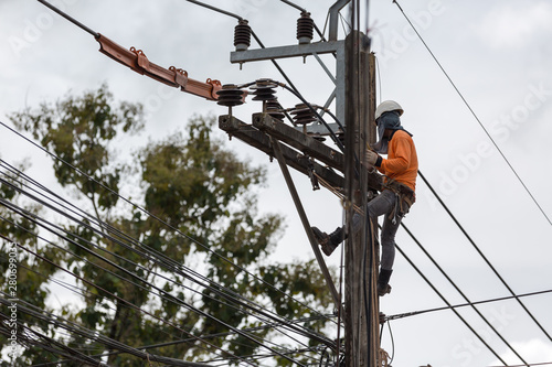 Obraz na plátne electricians repairing wire of the power line on electric power pole