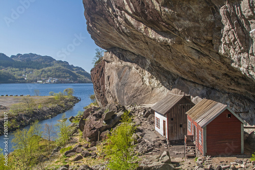 Helleren - Häuser unterm Überhang photo