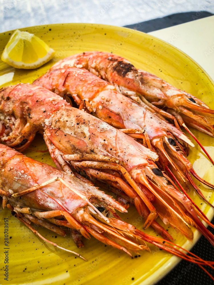 fresh grilled shrimps with lemon juice and olive oil