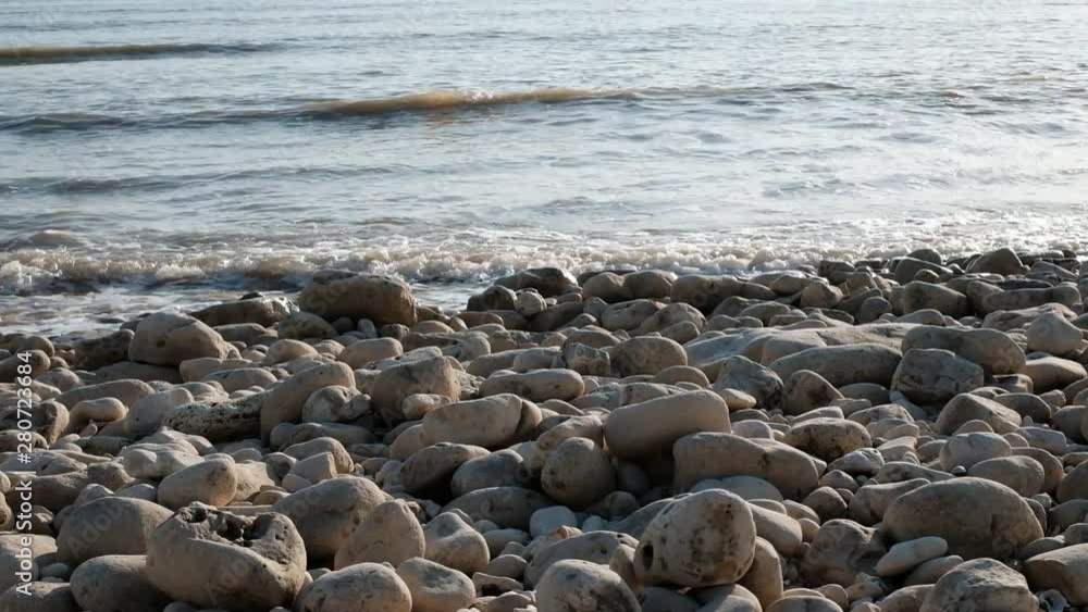 ressac sur une plage de galets