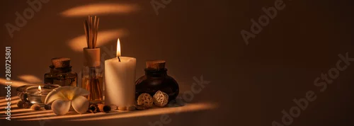 Obraz Piękna kompozycja spa ze świecami, kwiatem frangipani, kolbami oliwnymi i innymi elementami wystroju.