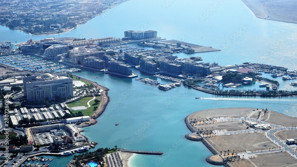 Naklejka premium aerial view of bay and city