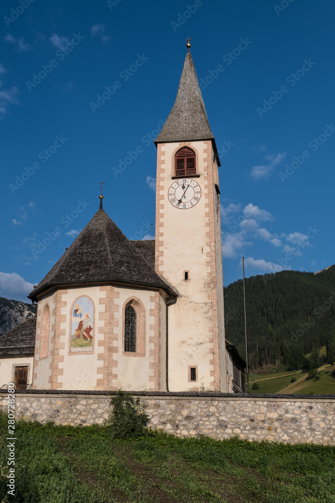 chiesetta alpina in trentino alto adige nei pressi del lago di Braies