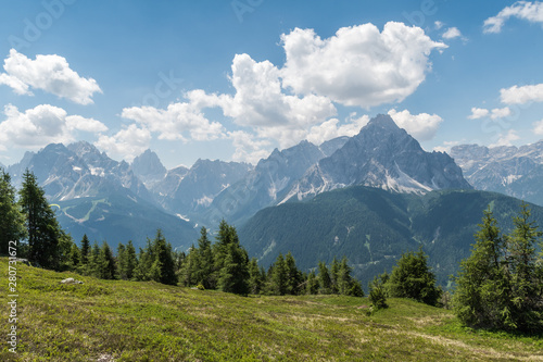 vista panoramiche delle dolomiti nei pressi di san candido