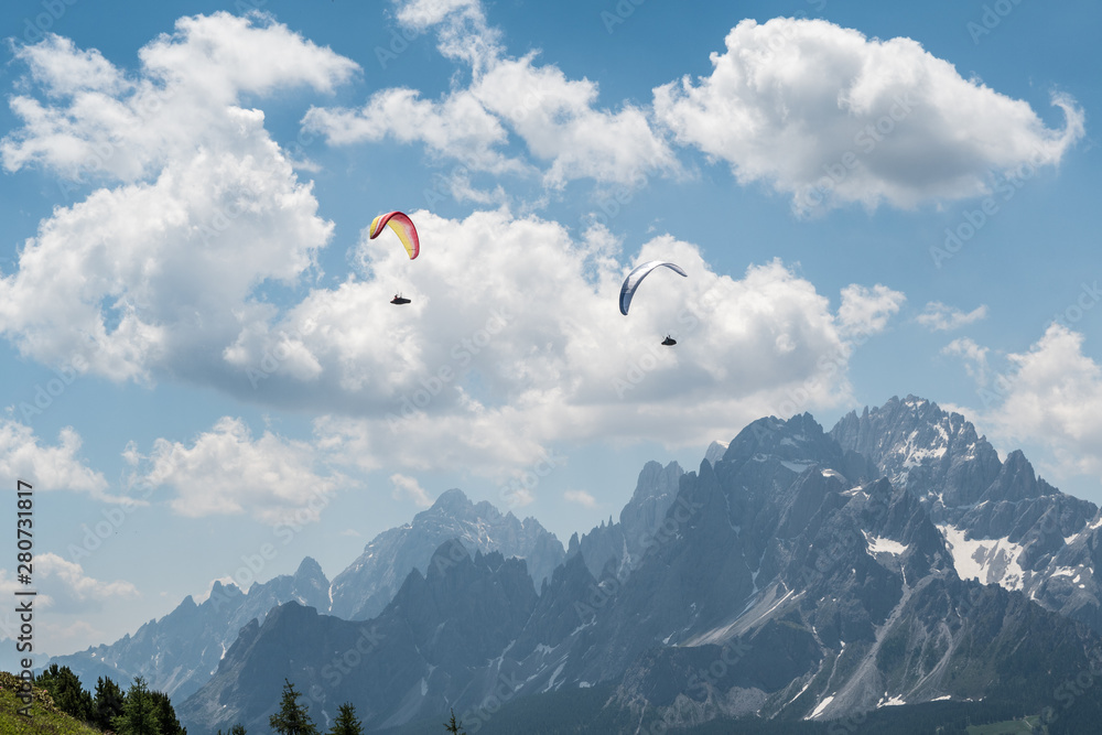 parapendio sulle dolomiti nei pressi di san candido parapendio sulle dolomiti nei pressi di san candido