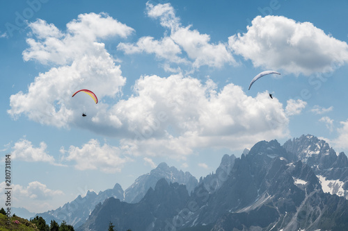 parapendio sulle dolomiti nei pressi di san candido