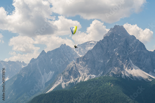 parapendio sulle dolomiti nei pressi di san candido