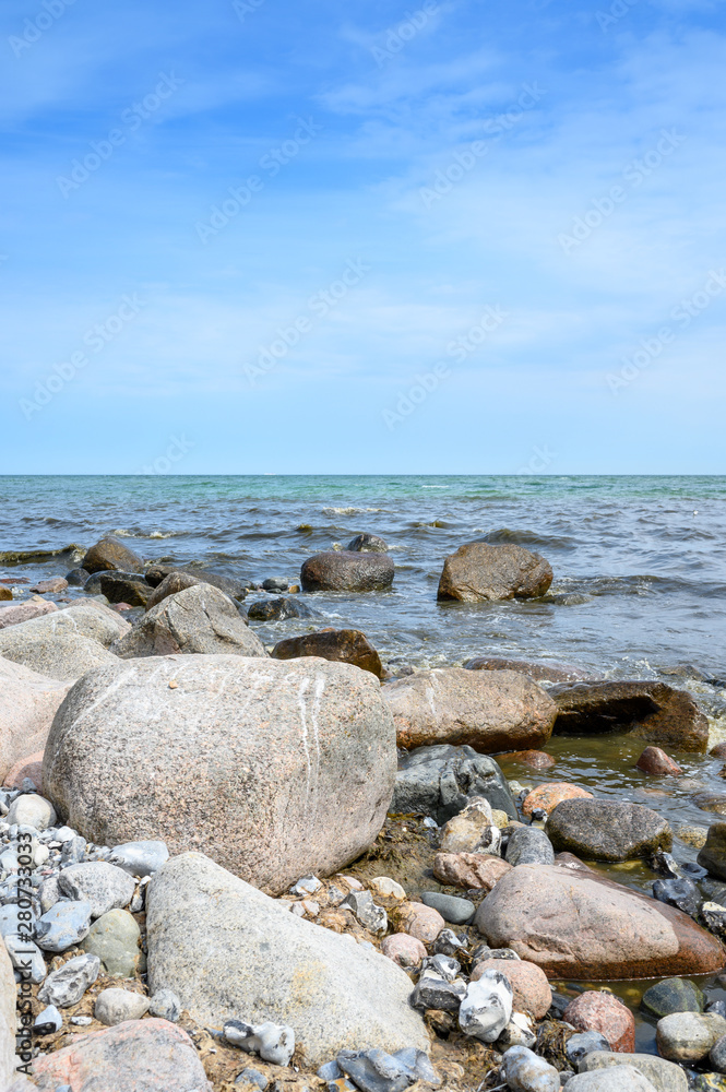 Ostsee Strand mit Felsen und Sonne Ostsee Strand mit Felsen und Sonne