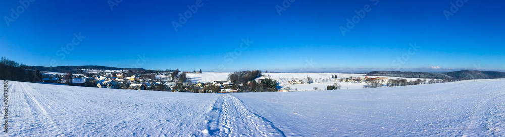 Dorfpanorama von Oepfershausen im Winter
