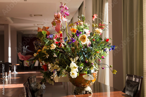 Quadro su tela A bouquet of flowers in the hotel lobby