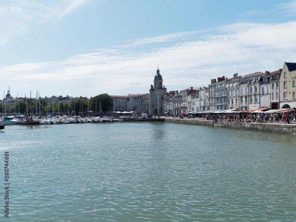 La Rochelle en Charente-Maritime. Porte de la grosse horloge le long du Vieux-Port