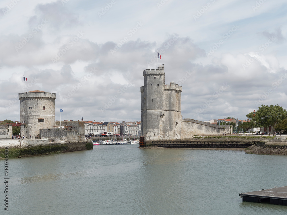 La Rochelle en Charente-Maritime. La Tour Saint-Nicolas et la Tour de la Chaine à l'entrée du Vieux-Port