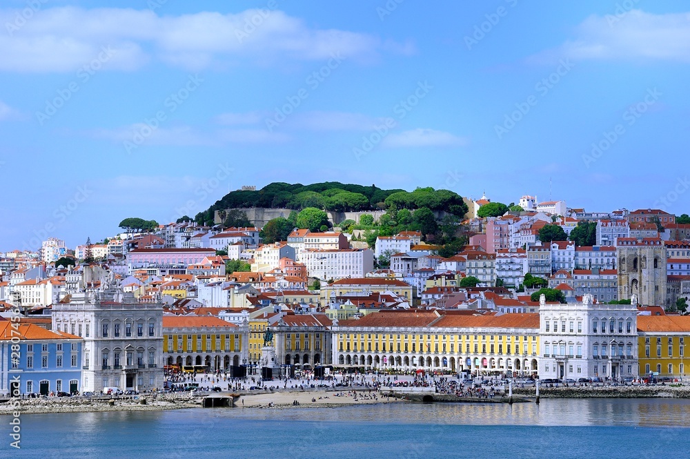 Obraz premium Holiday markers exploring the historic Lisbon