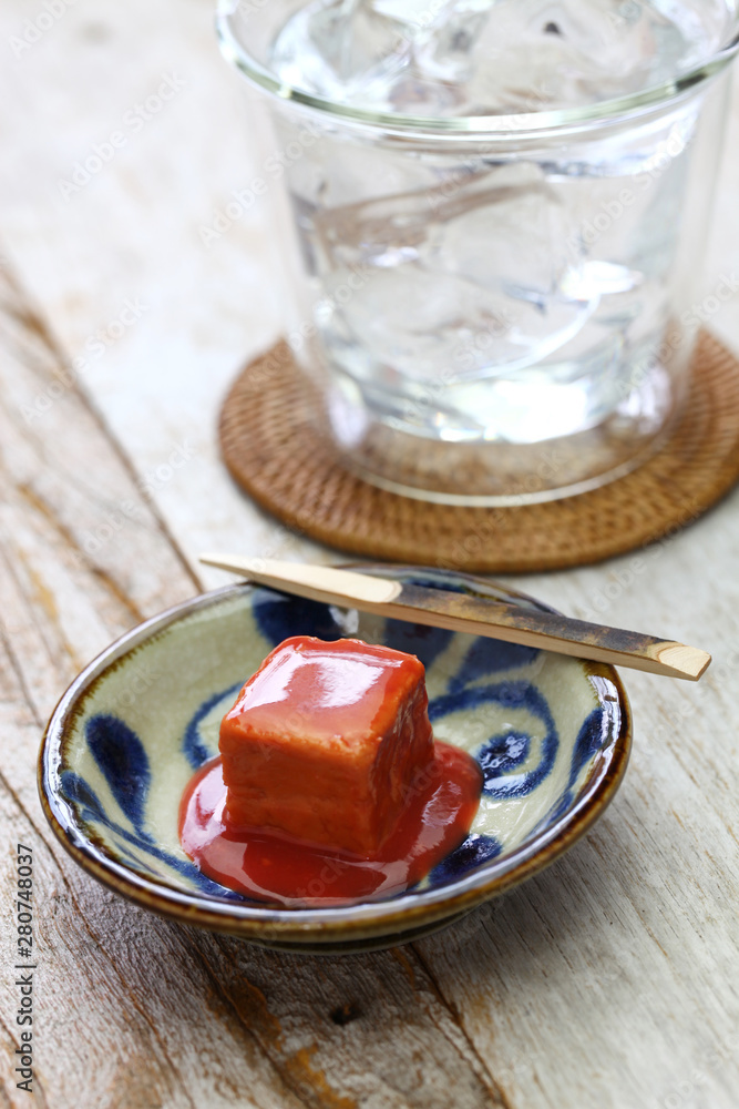 Φωτογραφία tofuyo, hard tofu dipped in red malt and awamori, japanese okinawa delicacy food