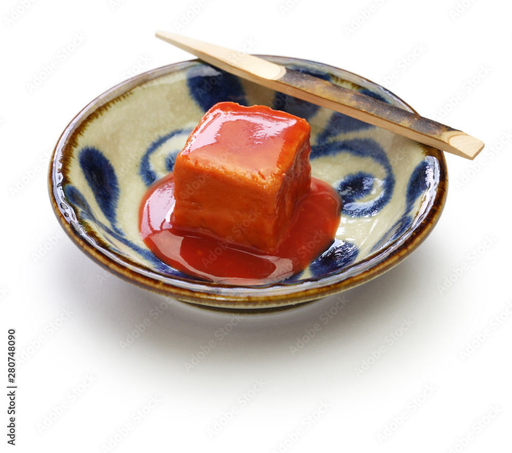 Φωτογραφία tofuyo, hard tofu dipped in red malt and awamori, japanese okinawa delicacy food