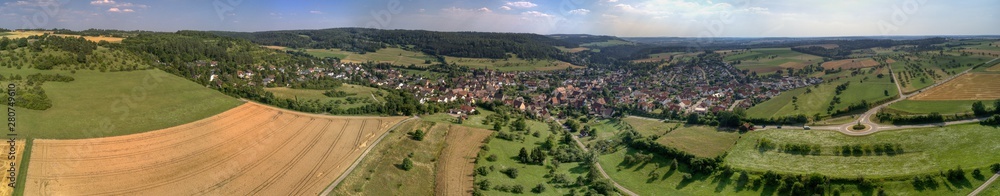 Fototapeta premium Feld, Wiesen und eine Stadt im Nordschwarzwald