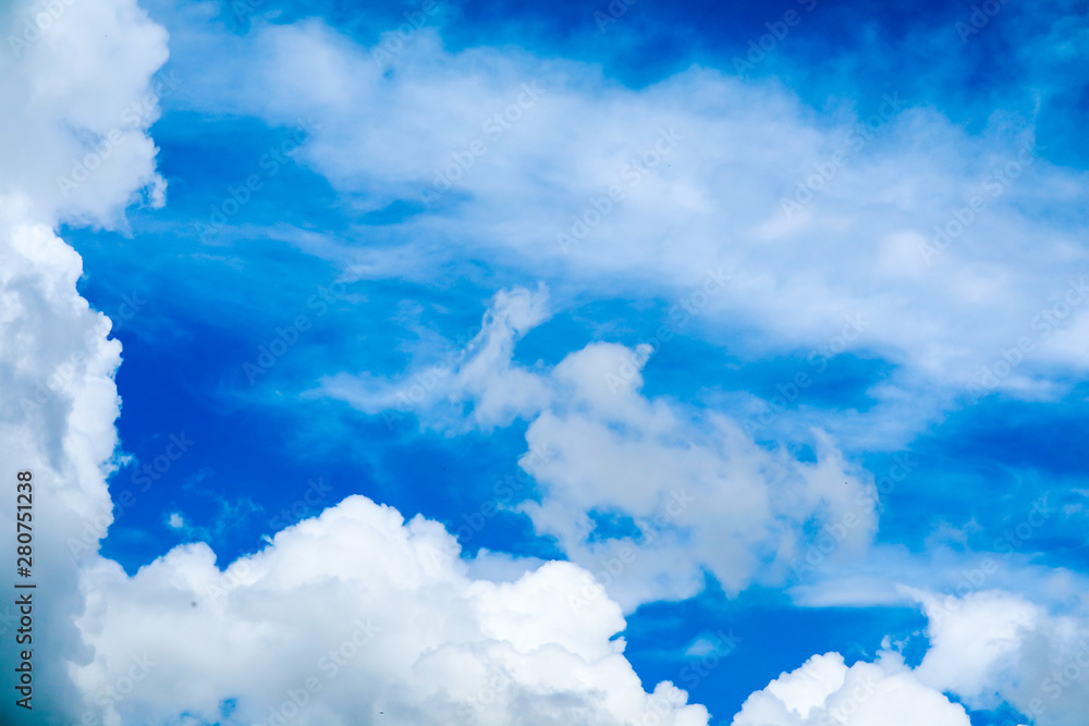 Naklejka premium blur white heap cloud sunshine in summer blue sky soft cloud